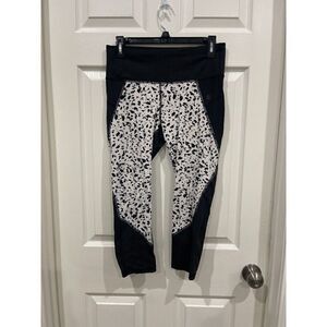 Athleta Legging Women Size Medium Black White Capri Printed Stealth TruCool Pant